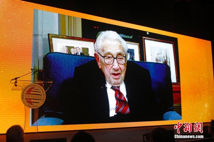 資料圖為當(dāng)?shù)貢r(shí)間2023年1月18日晚，美國(guó)中國(guó)總商會(huì)(CGCC)在紐約舉行2023年中國(guó)農(nóng)歷新年晚宴。圖為美國(guó)前國(guó)務(wù)卿亨利·基辛格以視頻方式致辭。<a target='_blank' href='/'><p  align=