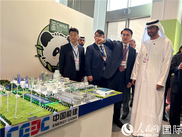 COP28主席蘇爾坦·賈比爾參觀中國(guó)角展示。人民網(wǎng)記者任皓宇攝