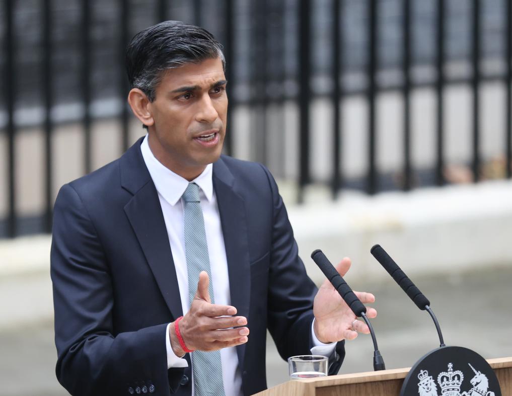 2022年10月25日，里?！ぬK納克在英國倫敦唐寧街10號首相府前發(fā)表講話。新華社記者李穎攝