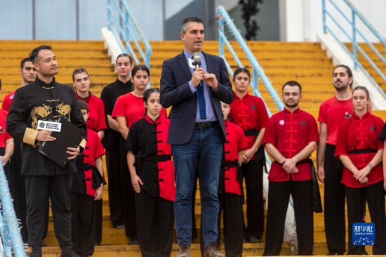 12月2日，希臘文化部副部長赫里斯托斯·季馬斯（中）在希臘雅典圣誕劇場舉行的“中希國際戲劇節(jié)”開幕式上講話。新華社發(fā)（馬里奧斯·羅洛斯攝）