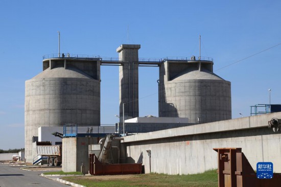 這是11月28日在突尼斯蘇塞市拍攝的中企承接建造的哈姆敦污水處理站一角。位于北非的突尼斯連續(xù)數(shù)年遭遇干旱，居民生活和農(nóng)業(yè)生產(chǎn)受到嚴(yán)重影響。突尼斯媒體近日報道了中企承接的突尼斯南部蘇塞市污水處理廠項目，稱贊它不僅為當(dāng)?shù)剞r(nóng)民提供了穩(wěn)定的灌溉水源，還減少了環(huán)境污染。新華社記者 黃靈 攝