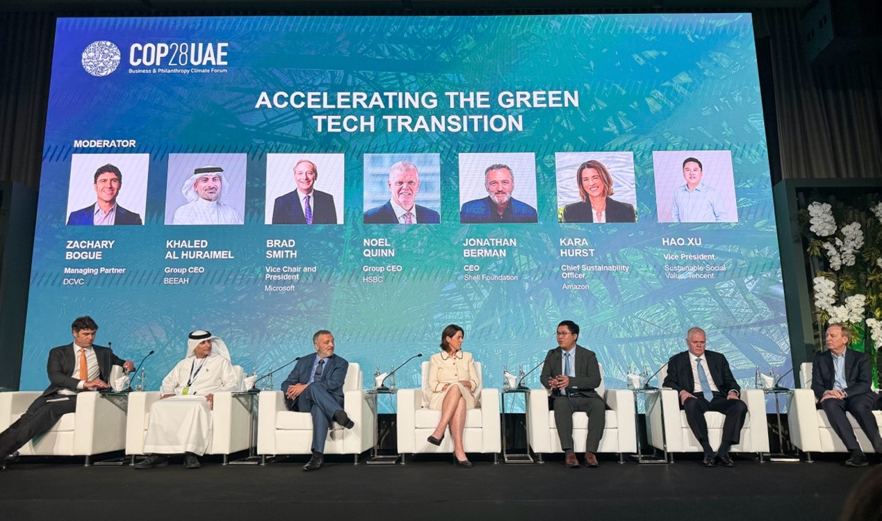 騰訊可持續(xù)社會價值副總裁、騰訊碳中和實驗室負責人許浩（右三）在COP28上和微軟公司主席(右一)、匯豐銀行全球首席執(zhí)行官(右二)以及亞馬遜首席可持續(xù)發(fā)展官(左四)等對話。圖片由騰訊公司提供