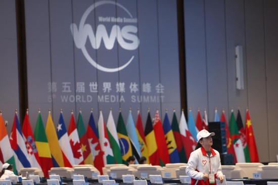   2023年12月2日，一名志愿者在廣州南沙灣濱海會議中心布置會場。（新華社記者李明攝）