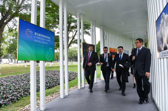   2023年12月2日，參會代表抵達(dá)廣州南沙灣濱海會議中心。（新華社記者梁旭攝）