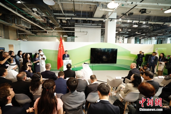 當?shù)貢r間11月30日，《聯(lián)合國氣候變化框架公約》第28次締約方大會(COP28)中國角開幕式暨“生態(tài)文明與美麗中國實踐”邊會在迪拜舉行。圖為中國生態(tài)環(huán)境部部長黃潤秋在邊會上發(fā)表致辭。<a target='_blank' href='/' _fcksavedurl='/'><p  align=