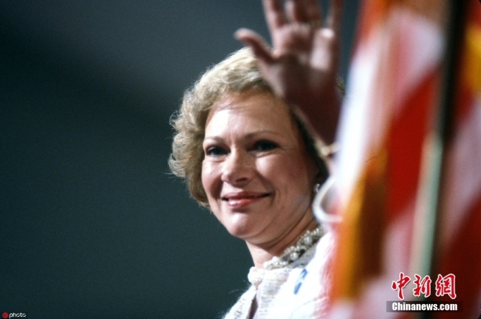 當(dāng)?shù)貢r(shí)間11月19日，卡特中心宣布，美國前第一夫人羅莎琳·卡特于當(dāng)天去世，享年96歲。根據(jù)卡特中心發(fā)布的聲明，在家人的陪伴下，羅莎琳·卡特在佐治亞州普萊恩斯的家中平靜地去世?？ㄌ刂行?7日宣布，羅莎琳·卡特開始接受臨終關(guān)懷。圖為羅莎琳·卡特資料圖。圖/ICphoto