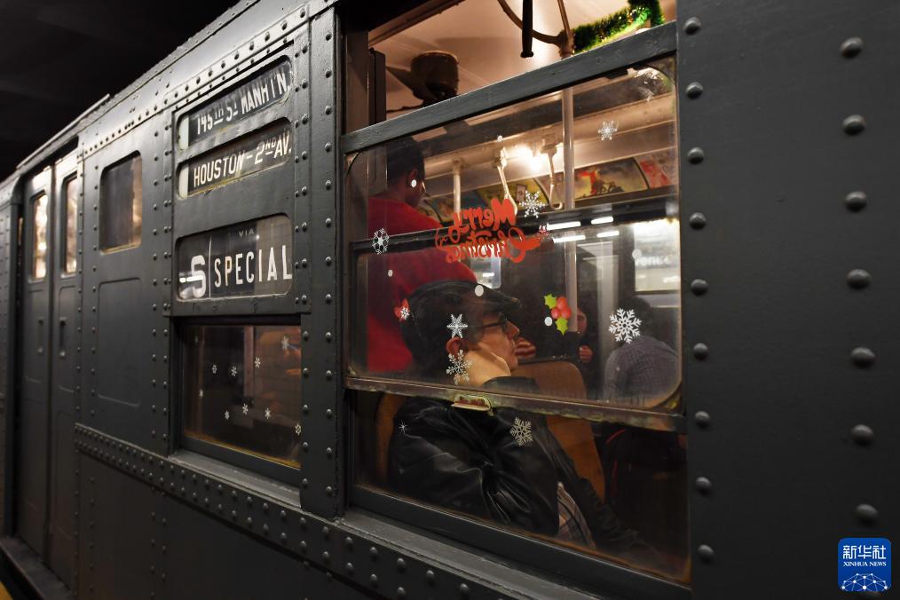 12月2日，在美國(guó)紐約，人們乘坐“懷舊地鐵”專(zhuān)列。新華社記者 李睿 攝