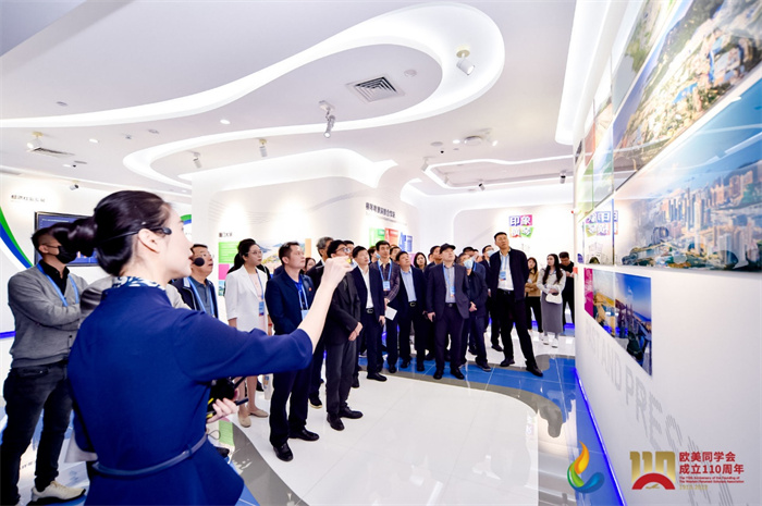 參會(huì)嘉賓和留學(xué)歸國人員參觀橫琴粵澳深度合作區(qū)展示廳。主辦方供圖