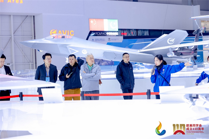 參會(huì)嘉賓和留學(xué)歸國人員參觀珠海太空中心。主辦方供圖