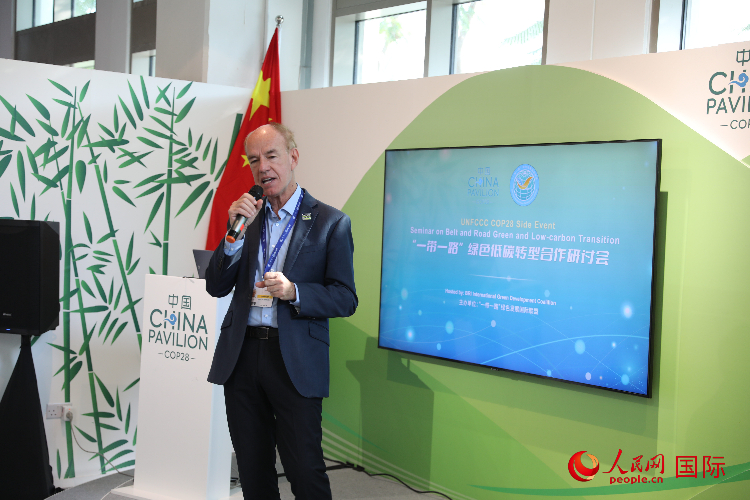 綠色聯(lián)盟聯(lián)合主席、世界自然基金會國際特使蘭博蒂尼在“一帶一路”綠色低碳轉(zhuǎn)型合作研討會上發(fā)言。人民網(wǎng)記者 張志文攝