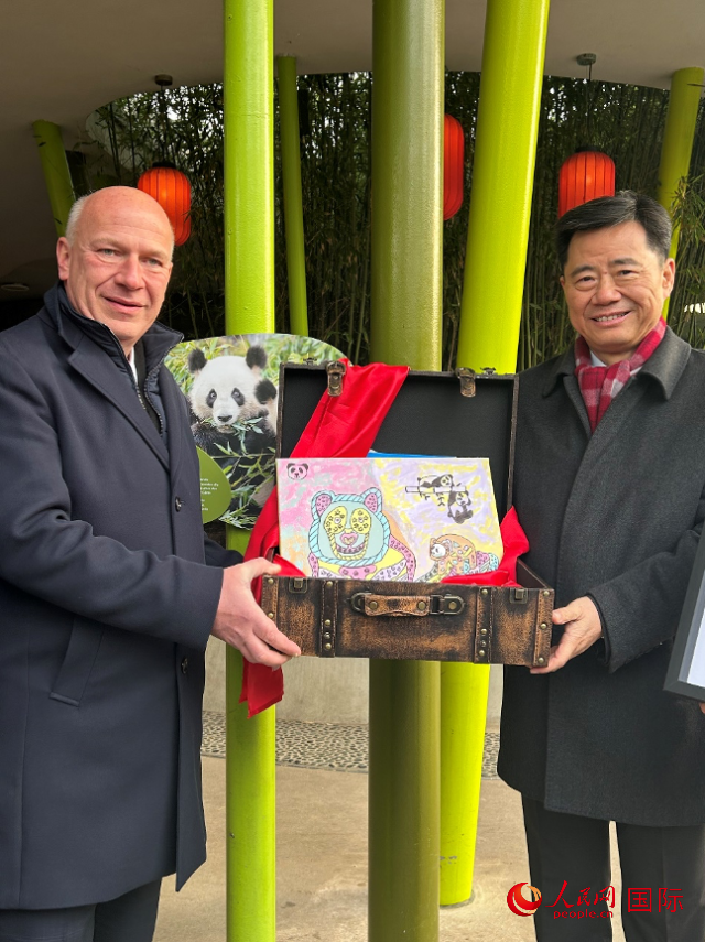 吳墾大使和韋格納市長(zhǎng)手捧德國(guó)兒童為“夢(mèng)想”“夢(mèng)圓”準(zhǔn)備的手繪“送別大禮包”。人民網(wǎng)記者 徐馨攝