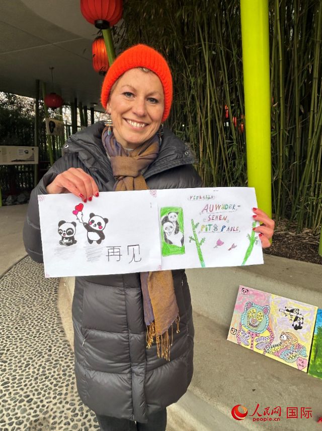 桑德拉和德國(guó)小朋友們的作品。右圖寫(xiě)著“祝福好運(yùn)，再見(jiàn) Pit和Paule（“夢(mèng)想”“夢(mèng)圓”的德語(yǔ)名字）”。人民網(wǎng)記者 徐馨攝