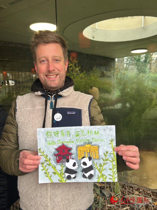 特別從法國(guó)趕來(lái)送別“夢(mèng)想”“夢(mèng)圓”的專(zhuān)業(yè)級(jí)熊貓粉絲 Pouille先生和此次征集的兒童作品。人民網(wǎng)記者 徐馨攝