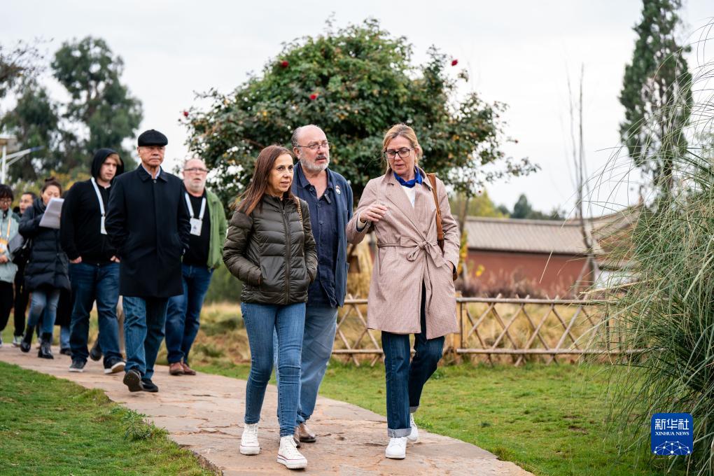 12月6日，世界媒體峰會參會代表在昆明市晉寧區(qū)小漁村參觀。新華社記者 胡超 攝