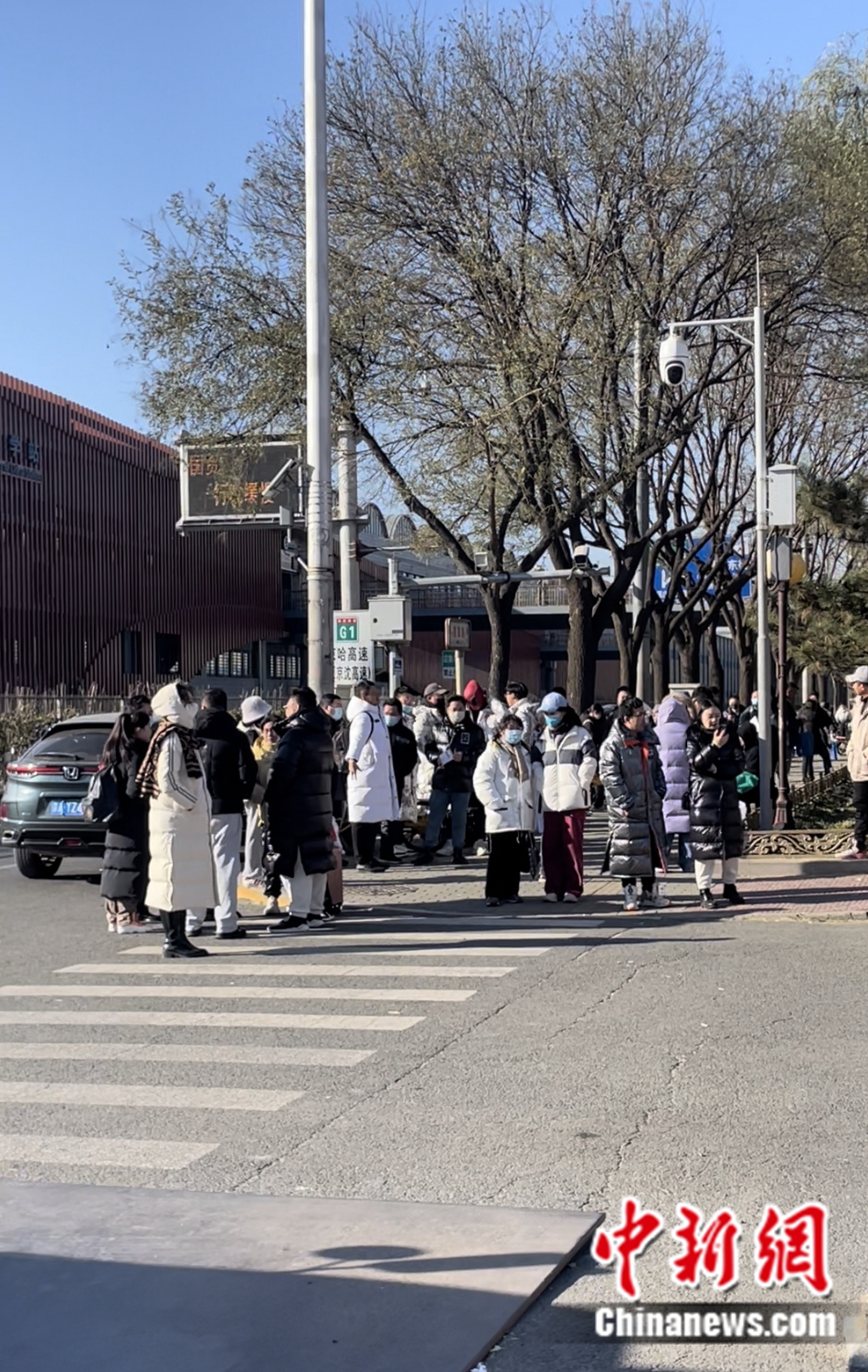 不少家長和老師在考場外等候。袁秀月 攝