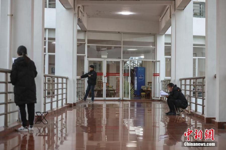 資料圖：幾位考研學生在南昌大學教學樓的天橋上復習備考。劉力鑫 攝