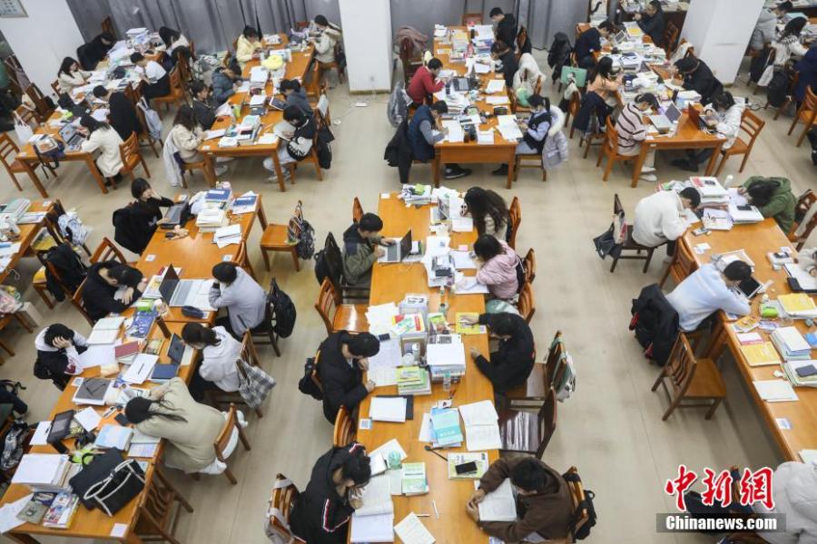 資料圖：眾多考研學生在南昌大學圖書館的自習室內(nèi)復習備考。劉力鑫 攝