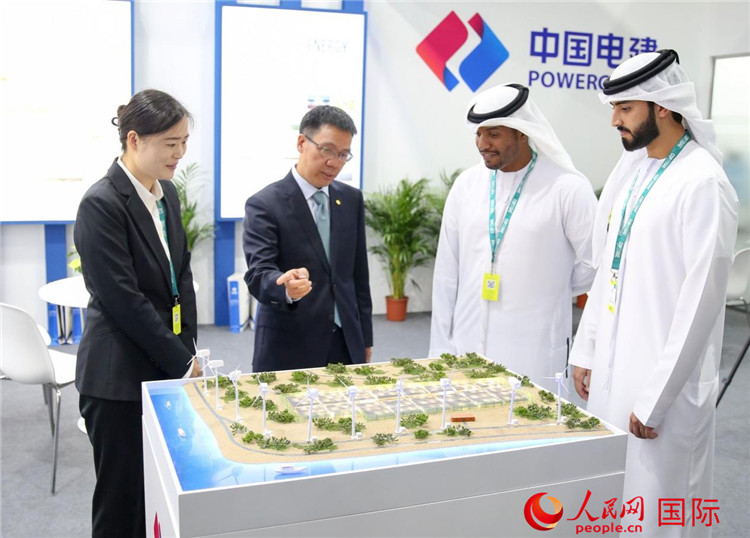 訪客在中國(guó)電建展臺(tái)參觀風(fēng)電項(xiàng)目沙盤。人民網(wǎng) 塔里克·易卜拉欣攝