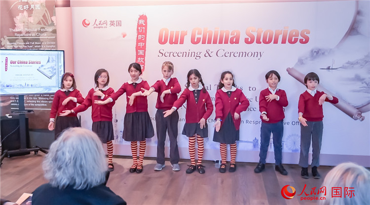 肯辛頓韋德預(yù)備學校小學生表演。人民網(wǎng) 郭錦標攝