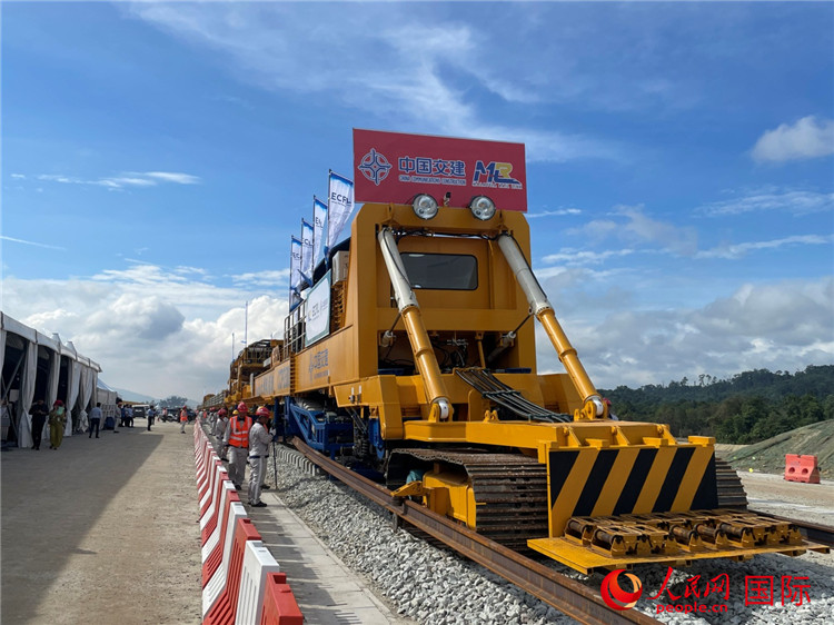 馬東鐵項(xiàng)目軌道工程啟動(dòng)儀式現(xiàn)場。人民網(wǎng)記者 劉慧攝