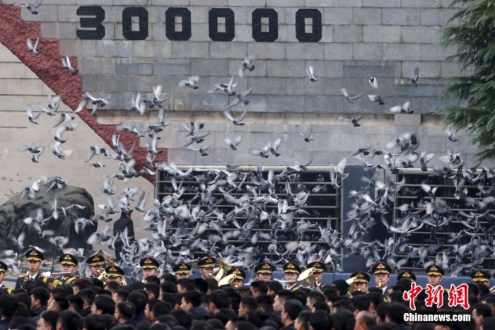 12月13日是第十個南京大屠殺死難者國家公祭日。當(dāng)天上午，南京大屠殺死難者國家公祭儀式在侵華日軍南京大屠殺遇難同胞紀(jì)念館舉行。圖為國家公祭儀式現(xiàn)場。<a target='_blank' href='/'><p  align=