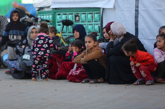 這是12月3日在加沙地帶代爾拜拉赫一家醫(yī)院拍攝的流離失所的巴勒斯坦人。新華社發(fā)