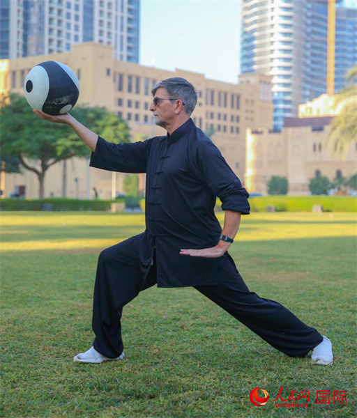 羅伯特在練習(xí)太極球。人民網(wǎng) 塔里克·易卜拉欣攝