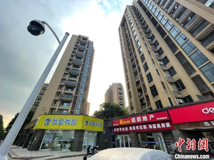 多家房地產(chǎn)中介。 蘇婷 攝