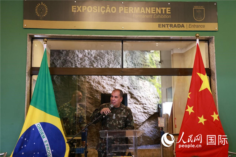 科帕卡瓦納要塞司令亞歷山大·羅伯托在攝影展開幕式上致辭。 人民網(wǎng)記者 陳海琪攝