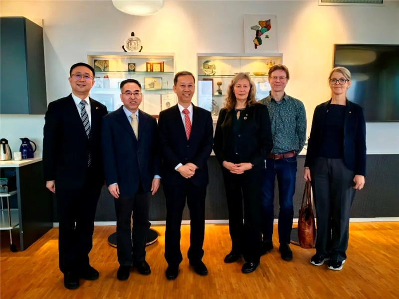 中國駐瑞典大使崔愛民（左三）會見瑞典農(nóng)業(yè)大學(xué)校長薇迪（左四）。中國駐瑞典大使館供圖。