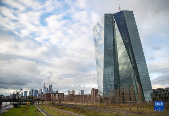 這是12月14日在德國(guó)法蘭克福拍攝的歐洲央行大樓。新華社記者 張帆 攝