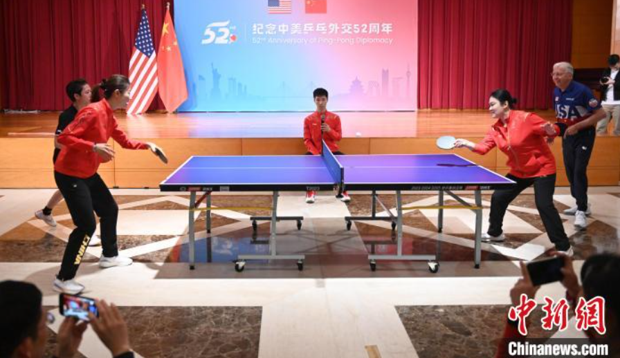 當(dāng)?shù)貢r(shí)間12月13日，中國(guó)駐美使館在華盛頓舉辦慶?；顒?dòng)紀(jì)念中美乒乓外交52周年。圖為丁寧、劉偉、戴爾等中美運(yùn)動(dòng)員上演混雙表演賽。中新社記者 陳孟統(tǒng) 攝