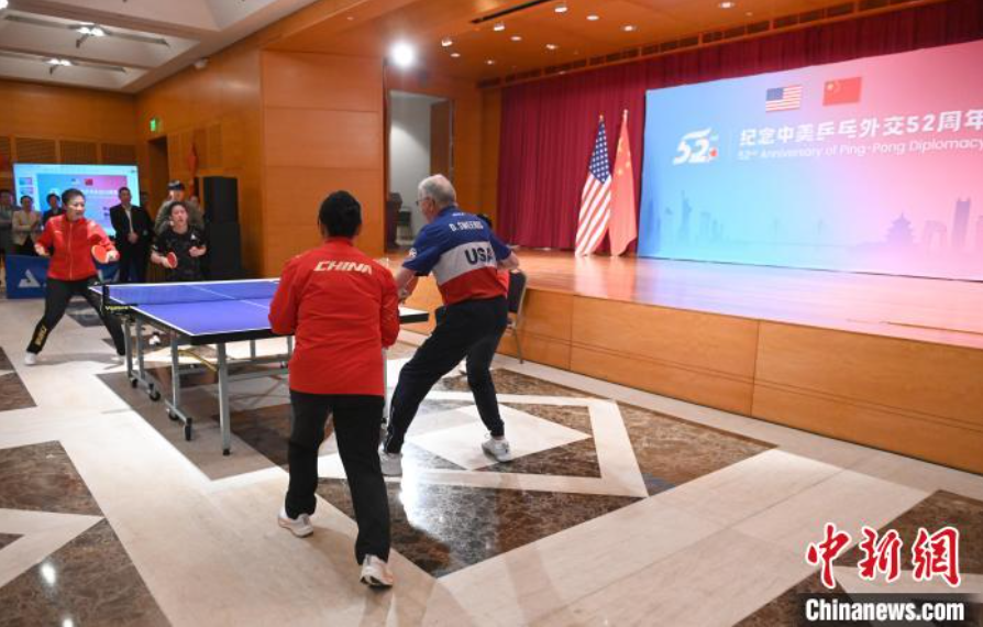 當(dāng)?shù)貢r(shí)間12月13日，中國(guó)駐美使館在華盛頓舉辦慶?；顒?dòng)紀(jì)念中美乒乓外交52周年。圖為丁寧、劉偉、戴爾等中美運(yùn)動(dòng)員上演混雙表演賽。中新社記者 陳孟統(tǒng) 攝