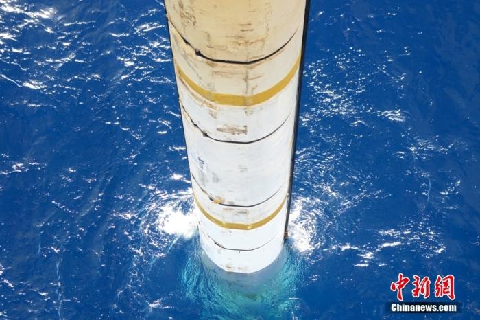 鉆井平臺上伸入海中的設(shè)備。<a target='_blank' href='/' _fcksavedurl='/' ><p  align=