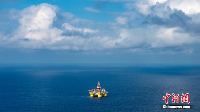遠(yuǎn)眺中國海油982鉆井平臺。<a target='_blank' href='/' _fcksavedurl='/' ><p  align=