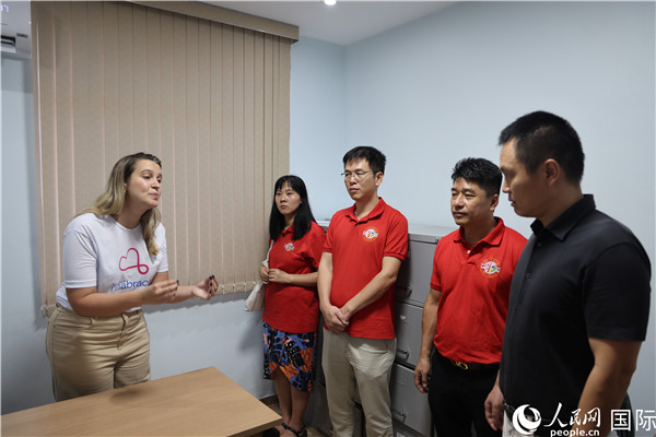 王尉育等人參觀并了解協(xié)會活動場所及設施。人民網(wǎng)記者 時元皓攝