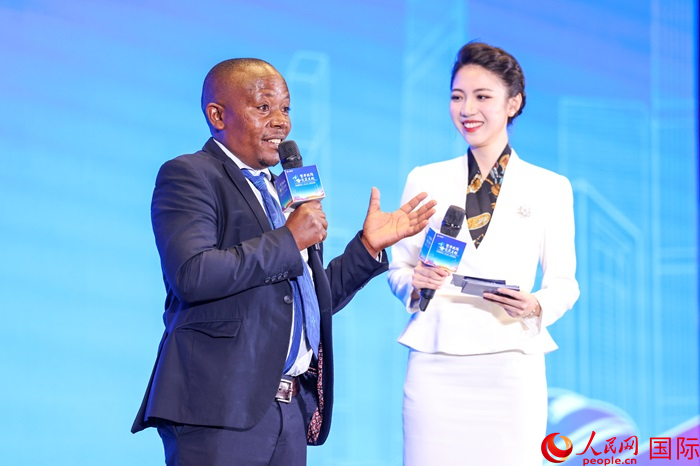 來自烏干達(dá)坎帕拉—恩德培機(jī)場高速公路項(xiàng)目的赫爾曼（左）被評為中國交建共建“一帶一路”最美外籍建設(shè)者之一。人民網(wǎng)記者 趙益普攝