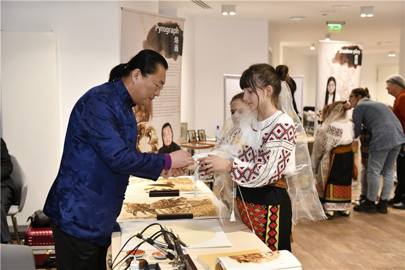 圖為羅馬尼亞小學生在現場體驗烙畫。 布加勒斯特中國文化中心供圖