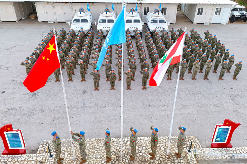 1月1日，中國第22批赴黎巴嫩維和官兵們舉行升旗儀式。胡光明攝