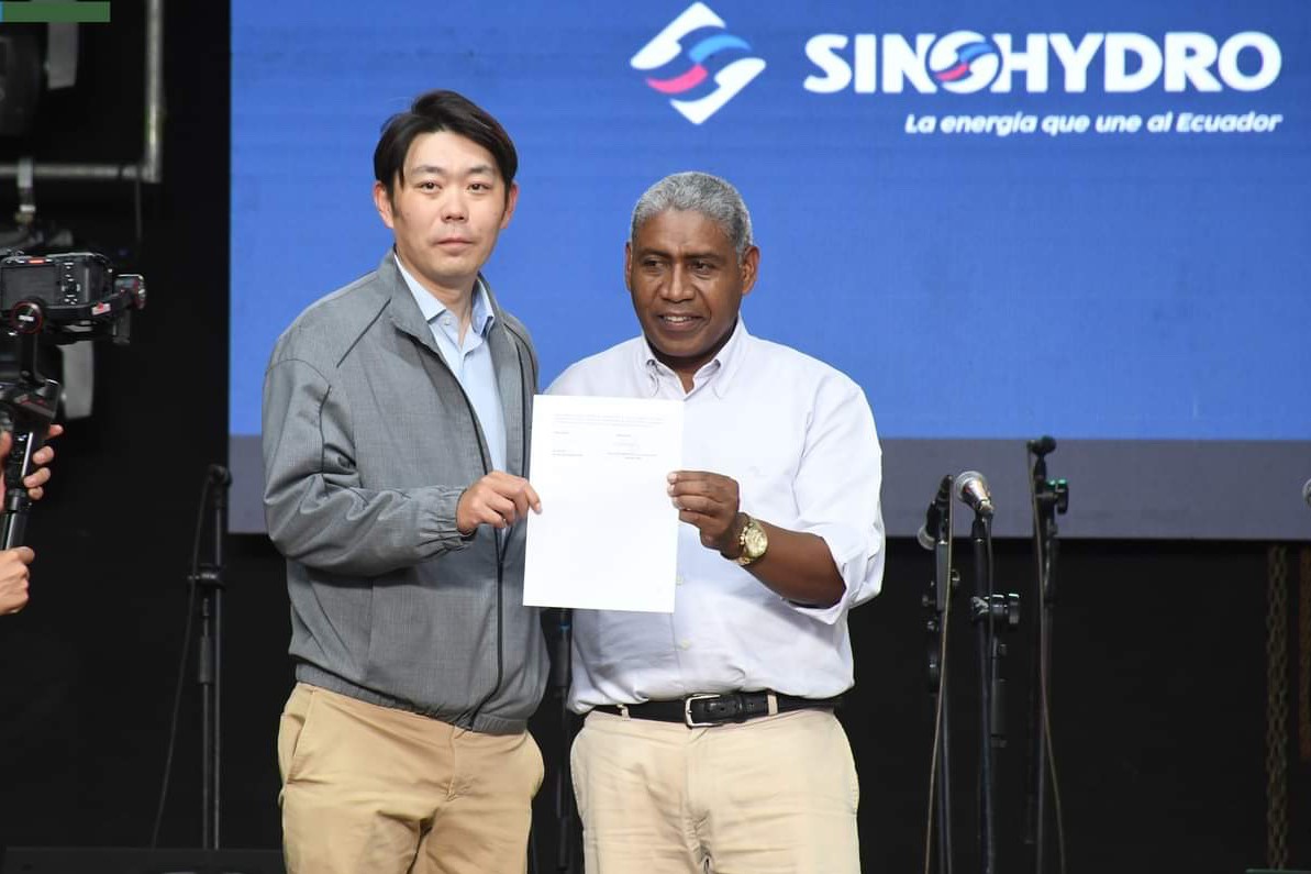 中國電建厄瓜多爾國別代表白納（左）代表中國電建向厄瓜多爾埃爾查科市康復(fù)中心捐贈(zèng)了一批康復(fù)器材，埃爾查科市市長(zhǎng)奧斯卡·德拉克魯斯·卡瓦蒂霍（右）對(duì)中國企業(yè)的善舉表示感謝。中國電建厄瓜多爾代表處供圖