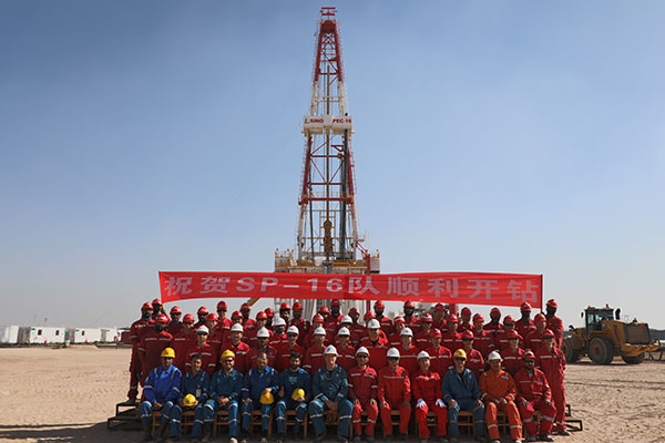 12月25日，中石化國工科威特分公司SINOPEC-16隊在科威特北部油區(qū)順利開鉆。中石化供圖