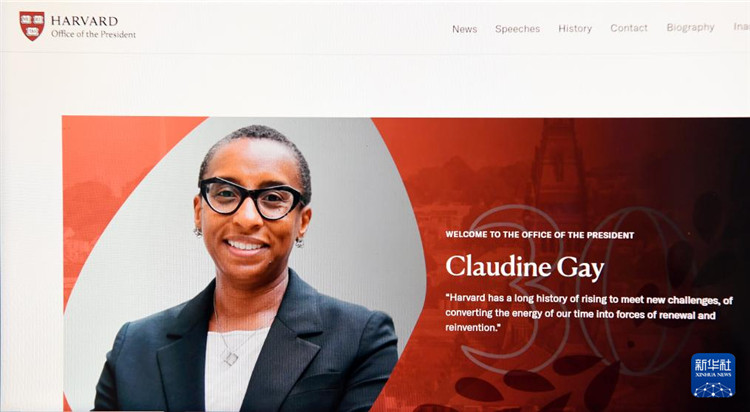 美國(guó)媒體1月2日?qǐng)?bào)道，哈佛大學(xué)校長(zhǎng)蓋伊宣布辭職。這是1月2日拍攝的有蓋伊照片的哈佛大學(xué)官網(wǎng)校長(zhǎng)辦公室頁(yè)面。新華社記者李睿 攝