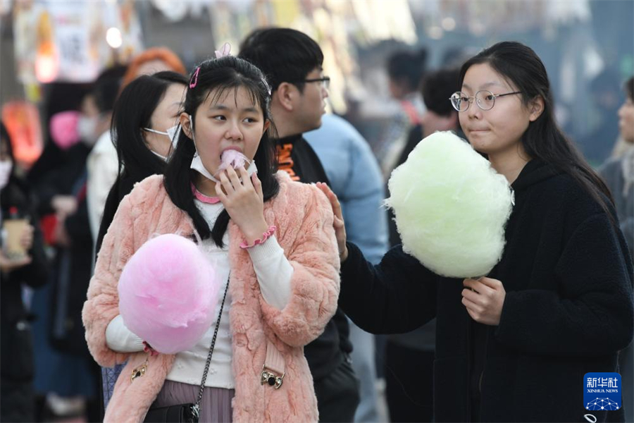 1月5日，在日本名古屋市第18屆“名古屋中國(guó)春節(jié)祭”上，游客品嘗棉花糖。新華社記者 岳晨星 攝