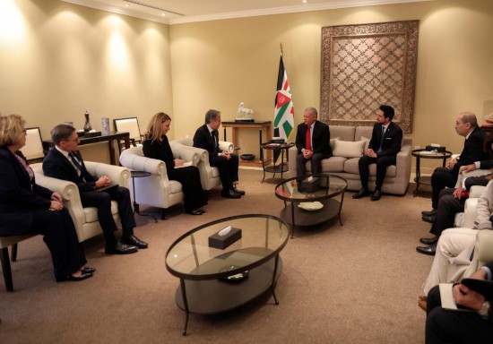 1月7日，約旦國王阿卜杜拉二世（中右）在安曼會(huì)見到訪的美國國務(wù)卿布林肯（中左）。新華社發(fā)（約旦王宮供圖）