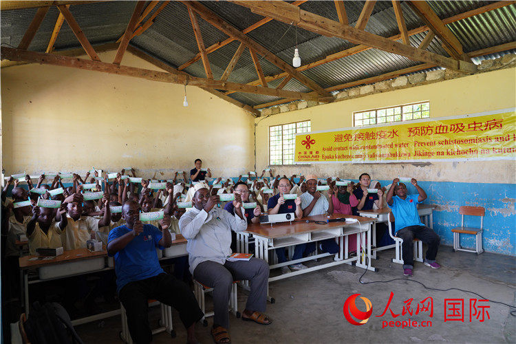 中國專家組走進姆坦噶尼小學開展血吸蟲病防治健康教育。人民網(wǎng)記者 黃煒鑫攝