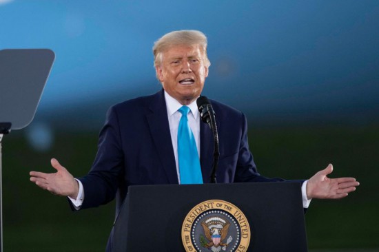 這是2020年9月3日時任美國總統(tǒng)特朗普在美國賓夕法尼亞州拉特羅布參加競選集會的資料照片。新華社記者劉杰攝