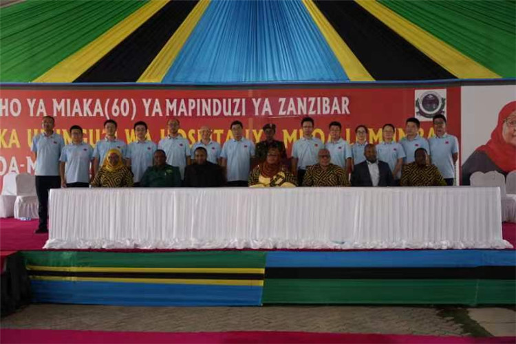 坦桑尼亞政要與中國醫(yī)療隊合影。中國（江蘇）第33期援桑給巴爾醫(yī)療隊供圖