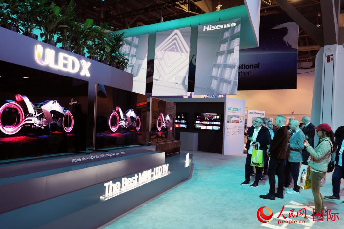 海信在此次展會(huì)上推出ULED X系列電視110UX，是全球首臺(tái)4萬(wàn)+分區(qū)MiniLED電視，斬獲2024年美國(guó)消費(fèi)電子展創(chuàng)新獎(jiǎng)。人民網(wǎng)記者 李志偉攝