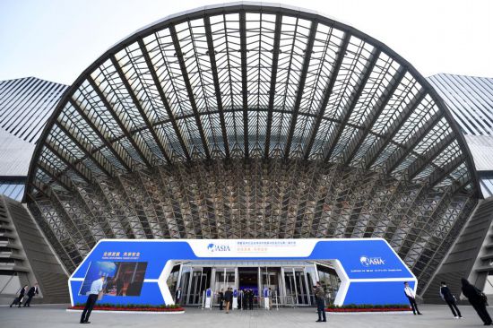 2023年10月30日，參會(huì)嘉賓步入長(zhǎng)沙國(guó)際會(huì)議中心。當(dāng)日，以“全球發(fā)展 共享安全”為主題的博鰲亞洲論壇全球經(jīng)濟(jì)發(fā)展與安全論壇第二屆大會(huì)在湖南長(zhǎng)沙開幕。新華社記者 陳振海 攝