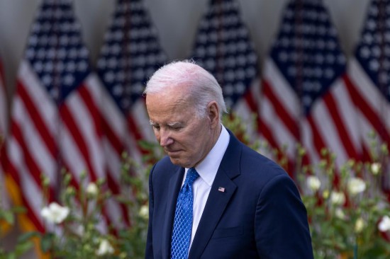 2023年4月24日，美國總統(tǒng)拜登在首都華盛頓白宮出席活動。新華社發(fā)（亞倫攝）